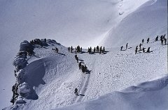 26 Wanderer auf Schneefeld beim Aussichtspunkt